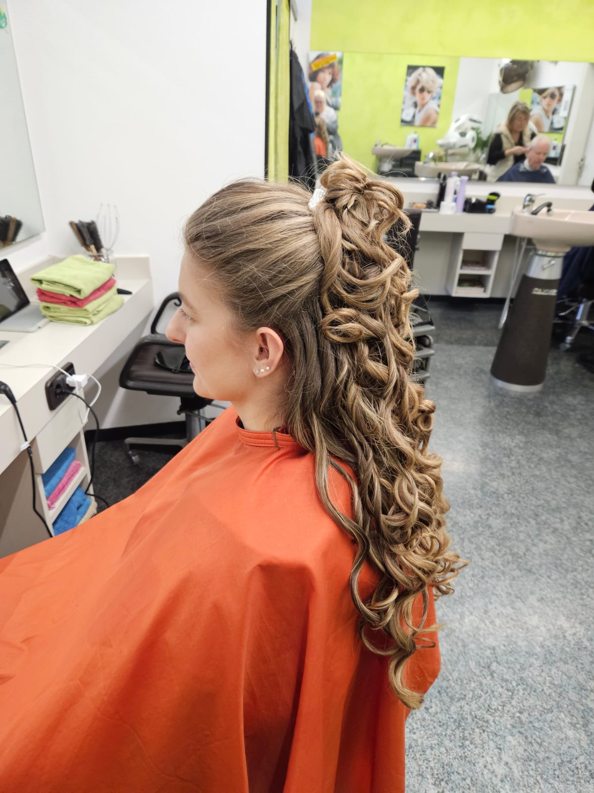 Friseurarbeit im Salon Karola